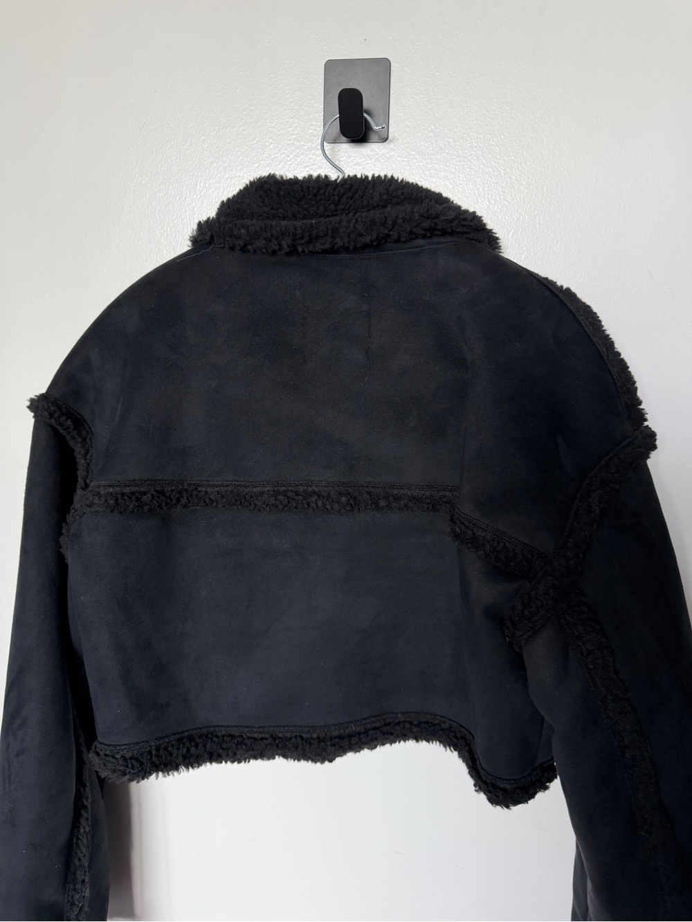 RARE NWOT Oversized Alo Yoga Faux Shearling Snowfall Cropped Jacket - Black - Picture 12 of 14